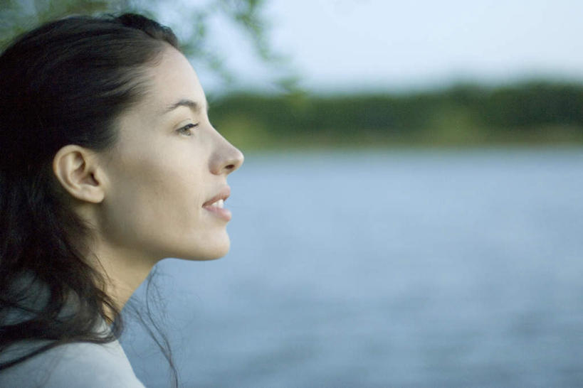 西方人,脸,头,脸颊,一个人,商务人士,商务女性,站,横图,室外,特写,白天,侧面,河流,水,植物,欧洲,欧洲人,仅一个年轻女性,仅一个女性,仅一个人,套装,朦胧,模糊,河水,水流,云,云朵,云彩,注视,肩膀,树,树木,蓝色,绿色,白云,蓝天,天空,自然,天,看,站着,生长,成长,关注,商务装,工薪阶层,年轻女性,女人,女性,白种人,头部,脸部,脸蛋,面部,白领,上班族,站立,半身,彩图