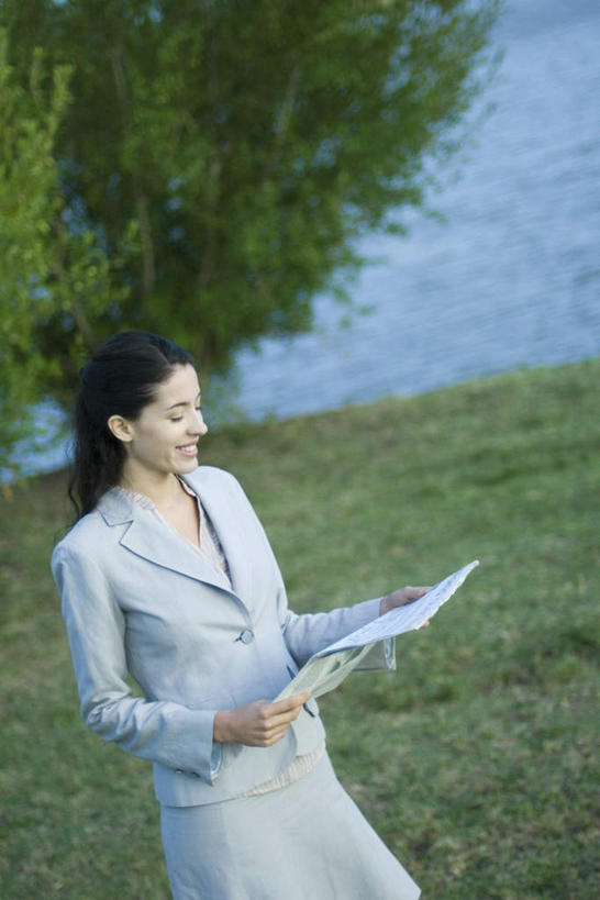 西方人,一个人,商务人士,商务女性,坐,竖图,俯视,室外,白天,阅读,草地,草坪,河流,水,植物,报纸,欧洲,欧洲人,仅一个年轻女性,仅一个女性,仅一个人,学习,套装,河水,水流,拿,拿着,草,树,树木,绿色,自然,看,浏览,生长,成长,商务装,工薪阶层,年轻女性,女人,女性,白种人,白领,上班族,坐着,半身,彩图,高角度拍摄