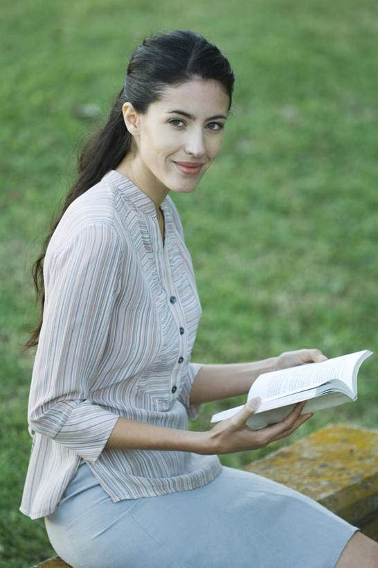 西方人,一个人,商务人士,商务女性,坐,笑,微笑,竖图,室外,白天,侧面,草地,草坪,植物,书籍,欧洲,欧洲人,仅一个年轻女性,仅一个女性,仅一个人,套装,拿,拿着,草,绿色,商务装,工薪阶层,年轻女性,女人,女性,白种人,白领,上班族,书,图书,坐着,半身,彩图