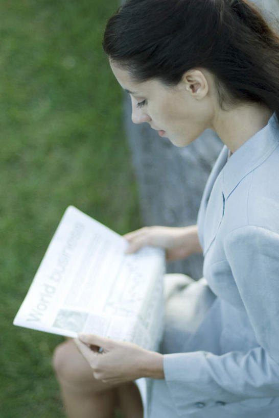 西方人,一个人,商务人士,商务女性,坐,竖图,俯视,室外,白天,阅读,草地,草坪,植物,报纸,欧洲,欧洲人,仅一个年轻女性,仅一个女性,仅一个人,学习,套装,朦胧,模糊,拿,拿着,草,树,树干,树木,绿色,自然,看,浏览,生长,成长,商务装,工薪阶层,年轻女性,女人,女性,白种人,白领,上班族,坐着,半身,彩图,高角度拍摄