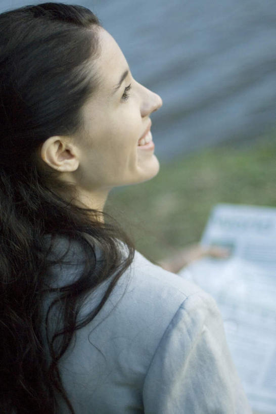 西方人,脸,头,脸颊,一个人,商务人士,商务女性,坐,笑,微笑,露齿笑,竖图,俯视,室外,特写,白天,草地,草坪,河流,水,植物,报纸,欧洲,欧洲人,仅一个年轻女性,仅一个女性,仅一个人,套装,朦胧,模糊,河水,水流,拿,拿着,肩膀,草,绿色,商务装,工薪阶层,年轻女性,女人,女性,白种人,头部,脸部,脸蛋,面部,白领,上班族,坐着,半身,彩图,高角度拍摄