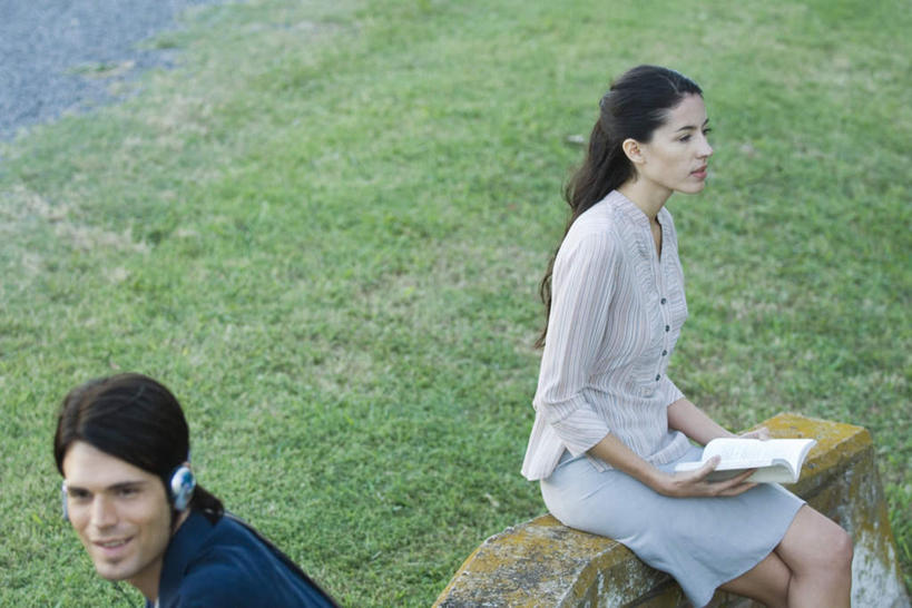 西方人,两个人,伙伴,朋友,坐,横图,俯视,室外,白天,快乐,满意,友谊,幸福,草地,草坪,植物,书籍,欧洲,欧洲人,音响,音乐,拿,拿着,娱乐,草,树,树干,树木,绿色,自然,耳机,享受,休闲,放松,生长,成长,舒适,享乐,友情,男人,男性,年轻男性,年轻女性,女人,女性,白种人,书,图书,坐着,半身,彩图,高角度拍摄