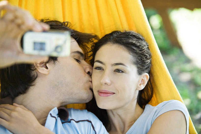 西方人,脸,头,脸颊,两个人,躺,吻,横图,室外,特写,白天,正面,爱情,草地,草坪,植物,吊床,相机,欧洲,欧洲人,阴影,服装,朦胧,模糊,光线,影子,浪漫,拿,拿着,注视,休闲装,肩膀,草,拍照,衣服,黄色,绿色,阳光,数码相机,观察,看,休闲,温暖,温馨,休闲服,恩爱,恋人,摄影,服饰,观看,和睦,察看,关注,卧着,男人,男性,年轻男性,年轻女性,女人,女性,白种人,头部,脸部,脸蛋,面部,情侣,照相机,亲,亲吻,躺着,卧,半身,彩图,照相,伴侣,融洽