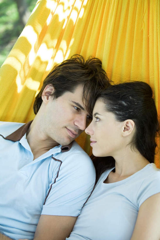 西方人,两个人,躺,竖图,室外,特写,白天,正面,爱情,植物,吊床,欧洲,欧洲人,服装,朦胧,模糊,浪漫,休闲装,相视,树,树木,衣服,黄色,绿色,自然,休闲,温暖,温馨,面对面,休闲服,恩爱,恋人,服饰,生长,成长,对视,和睦,相对,相看,卧着,男人,男性,年轻男性,年轻女性,女人,女性,白种人,情侣,躺着,卧,半身,彩图,伴侣,融洽