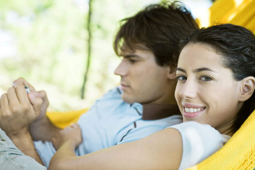 西方人,两个人,躺,横图,室外,特写,白天,侧面,爱情,植物,吊床,相机,欧洲,欧洲人,阴影,服装,朦胧,模糊,光线,影子,浪漫,拿,拿着,注视,休闲装,树,树木,拍照,衣服,黄色,绿色,阳光,自然,数码相机,看,休闲,温暖,温馨,休闲服,恩爱,恋人,摄影,服饰,生长,成长,和睦,关注,男人,男性,年轻男性,年轻女性,女人,女性,白种人,情侣,照相机,躺着,半身,彩图,照相,伴侣,融洽