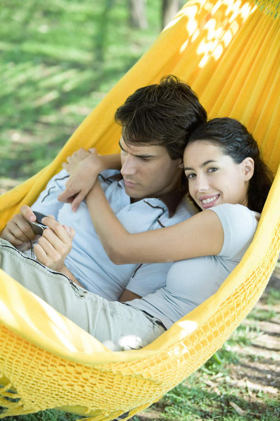 西方人,两个人,躺,竖图,俯视,室外,白天,爱情,植物,吊床,相机,欧洲,欧洲人,阴影,服装,朦胧,模糊,光线,影子,浪漫,拿,拿着,注视,休闲装,树,树木,拍照,衣服,黄色,绿色,阳光,自然,数码相机,看,休闲,温暖,温馨,休闲服,恩爱,恋人,摄影,服饰,生长,成长,和睦,关注,男人,男性,年轻男性,年轻女性,女人,女性,白种人,情侣,照相机,躺着,半身,彩图,高角度拍摄,照相,伴侣,融洽