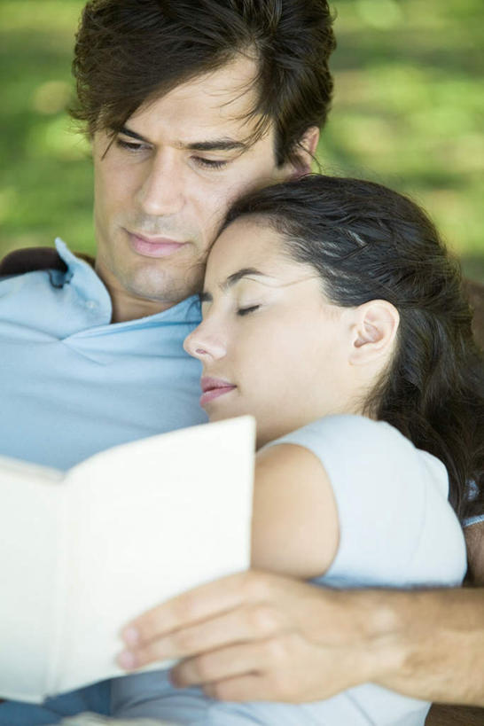 西方人,两个人,坐,闭眼,睡,竖图,室外,特写,白天,正面,爱情,看书,阅读,草地,草坪,植物,书籍,欧洲,欧洲人,学习,阴影,服装,朦胧,模糊,光线,影子,浪漫,拿,拿着,休闲装,草,衣服,绿色,阳光,书本,看,休闲,温暖,温馨,休闲服,恩爱,读书,浏览,恋人,服饰,和睦,男人,男性,年轻男性,年轻女性,女人,女性,白种人,情侣,书,图书,闭眼睛,闭着眼,闭着眼睛,困,困觉,寝息,睡觉,坐着,半身,彩图,伴侣,融洽