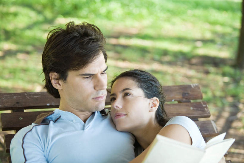 西方人,两个人,坐,横图,室外,特写,白天,正面,爱情,看书,阅读,草地,草坪,植物,书籍,椅子,欧洲,欧洲人,学习,阴影,服装,朦胧,模糊,光线,影子,浪漫,拿,拿着,休闲装,草,衣服,绿色,阳光,书本,看,休闲,温暖,温馨,休闲服,恩爱,读书,浏览,恋人,服饰,和睦,男人,男性,年轻男性,年轻女性,女人,女性,白种人,情侣,书,图书,坐着,半身,彩图,伴侣,融洽