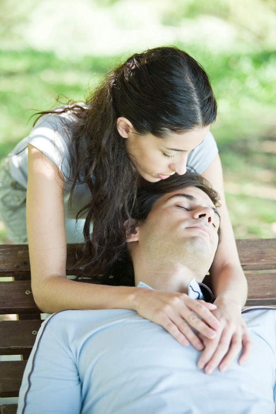 西方人,两个人,伙伴,朋友,站,坐,闭眼,睡,竖图,室外,特写,白天,正面,友谊,草地,草坪,植物,欧洲,欧洲人,阴影,服装,朦胧,模糊,光线,影子,注视,休闲装,草,衣服,绿色,阳光,看,站着,休闲,休闲服,恋人,服饰,关注,友情,男人,男性,年轻男性,年轻女性,女人,女性,白种人,情侣,闭眼睛,闭着眼,闭着眼睛,困,困觉,寝息,睡觉,站立,坐着,半身,彩图