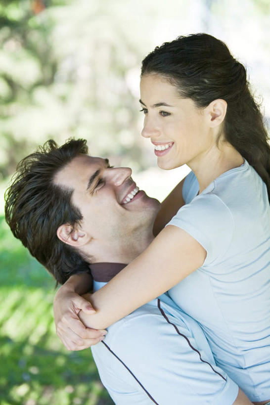 西方人,两个人,站,抱,笑,微笑,露齿笑,竖图,室外,白天,侧面,爱情,草地,草坪,植物,欧洲,欧洲人,阴影,服装,朦胧,模糊,光线,影子,浪漫,休闲装,草,衣服,绿色,阳光,站着,休闲,温暖,温馨,休闲服,恩爱,恋人,服饰,抱着,和睦,搂着,男人,男性,年轻男性,年轻女性,女人,女性,白种人,情侣,怀抱,搂,搂抱,相抱,拥抱,站立,半身,彩图,伴侣,融洽