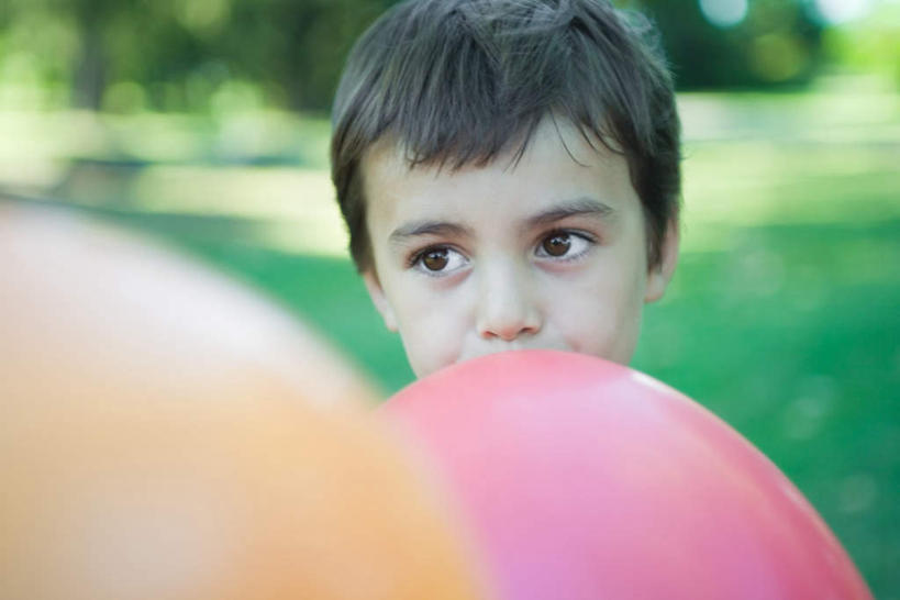 西方人,儿童,脸,头,脸颊,一个人,站,横图,室外,特写,白天,正面,纯洁,草地,草坪,植物,欧洲,欧洲人,仅一个男性,仅一个人,阴影,朦胧,模糊,光线,影子,肩膀,草,树,树木,两个,小孩,粉色,黄色,绿色,阳光,自然,气球,吹,站着,仅一个小孩,可爱,童年,童趣,生长,成长,童真,烂漫,无邪,天真,男孩,男人,男性,白种人,孩子,头部,脸部,脸蛋,面部,站立,半身,彩图,男生