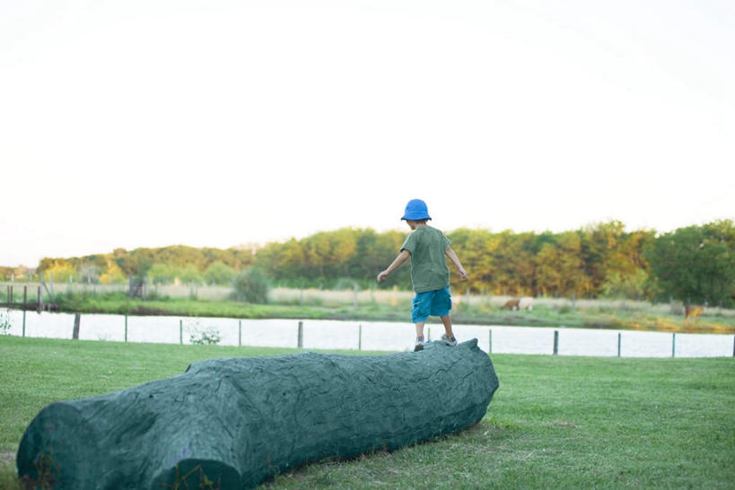 西方人,儿童,一个人,站,走,横图,室外,白天,纯洁,河流,水,植物,帽子,欧洲,欧洲人,仅一个男性,仅一个人,服装,河水,水流,云,云朵,树桩,云彩,休闲装,运动帽,树,树木,小孩,背面,衣服,蓝色,绿色,白云,蓝天,天空,自然,天,站着,仅一个小孩,休闲,休闲服,鸭舌帽,可爱,童年,童趣,服饰,生长,成长,童真,烂漫,无邪,天真,男孩,男人,男性,白种人,孩子,步行,散步,站立,走路,彩图,全身,男生