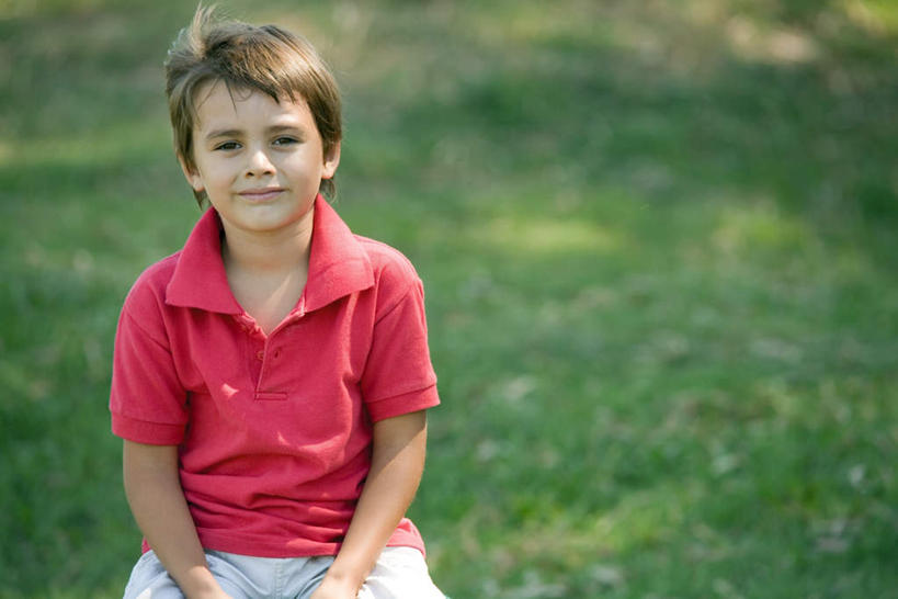 西方人,儿童,一个人,站,笑,微笑,露齿笑,横图,室外,白天,正面,T恤衫,纯洁,草地,草坪,植物,欧洲,欧洲人,仅一个男性,仅一个人,阴影,服装,朦胧,模糊,光线,影子,T恤,休闲装,草,小孩,衣服,红色,绿色,阳光,站着,仅一个小孩,休闲,休闲服,可爱,童年,童趣,服饰,童真,烂漫,无邪,天真,男孩,男人,男性,白种人,孩子,站立,半身,彩图,男生