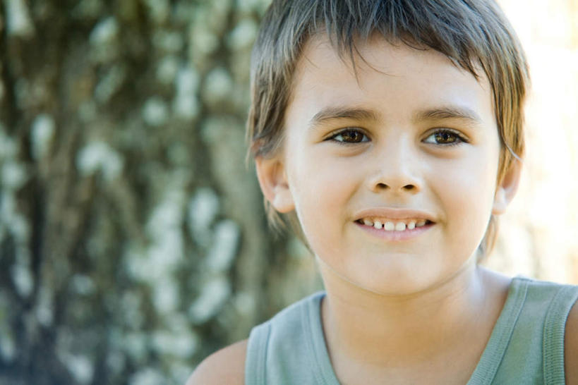 西方人,儿童,脸,头,脸颊,一个人,站,笑,微笑,露齿笑,横图,室外,特写,白天,正面,纯洁,植物,欧洲,欧洲人,仅一个男性,仅一个人,朦胧,模糊,肩膀,树,树木,小孩,绿色,自然,站着,仅一个小孩,可爱,童年,童趣,生长,成长,童真,烂漫,无邪,天真,男孩,男人,男性,白种人,孩子,头部,脸部,脸蛋,面部,站立,半身,彩图,男生