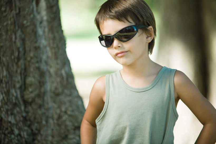 西方人,儿童,一个人,站,横图,室外,白天,正面,纯洁,植物,欧洲,欧洲人,仅一个男性,仅一个人,服装,朦胧,模糊,墨镜,眼镜,休闲装,树,树木,小孩,衣服,绿色,自然,太阳镜,太阳眼镜,站着,仅一个小孩,休闲,休闲服,遮阳镜,可爱,童年,童趣,服饰,生长,成长,童真,烂漫,无邪,天真,男孩,男人,男性,白种人,孩子,站立,半身,彩图,男生