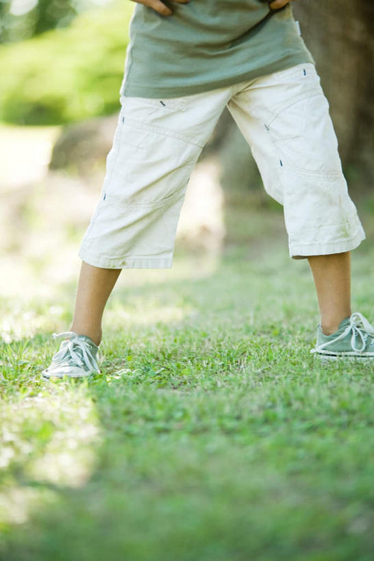 西方人,儿童,腿部,腿,一个人,站,竖图,室外,特写,白天,正面,纯洁,草地,草坪,植物,欧洲,欧洲人,仅一个男性,仅一个人,阴影,服装,朦胧,模糊,光线,影子,休闲装,草,小孩,衣服,绿色,阳光,站着,仅一个小孩,休闲,休闲服,可爱,童年,童趣,服饰,童真,烂漫,无邪,天真,男孩,男人,男性,白种人,孩子,站立,半身,彩图,男生