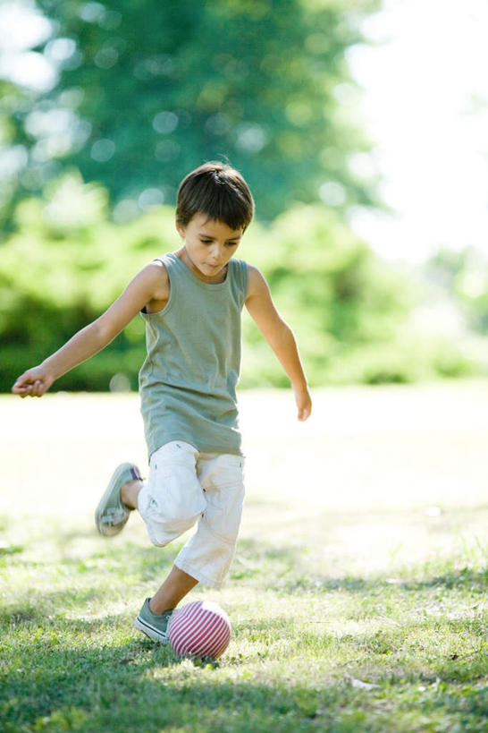 西方人,儿童,一个人,跑,竖图,室外,白天,正面,游戏,纯洁,草地,草坪,植物,欧洲,欧洲人,仅一个男性,仅一个人,阴影,服装,朦胧,模糊,光线,影子,云,云朵,玩,云彩,休闲装,娱乐,球,草,小孩,衣服,红色,蓝色,绿色,白云,蓝天,天空,阳光,天,仅一个小孩,休闲,球体,休闲服,可爱,童年,童趣,服饰,童真,烂漫,无邪,天真,男孩,男人,男性,白种人,孩子,跑步,玩耍,嬉戏,彩图,全身,男生