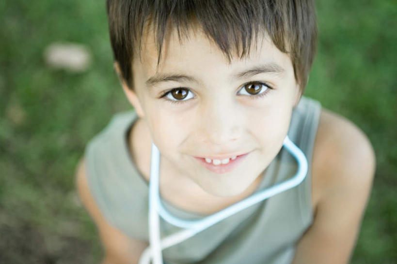 西方人,儿童,脸,头,脸颊,一个人,站,笑,微笑,露齿笑,横图,俯视,室外,特写,白天,纯洁,欧洲,欧洲人,仅一个男性,仅一个人,服装,朦胧,模糊,休闲装,肩膀,小孩,衣服,听诊器,站着,仅一个小孩,休闲,休闲服,可爱,童年,童趣,服饰,医疗设备,童真,烂漫,无邪,天真,男孩,男人,男性,白种人,孩子,头部,脸部,脸蛋,面部,站立,半身,彩图,高角度拍摄,男生