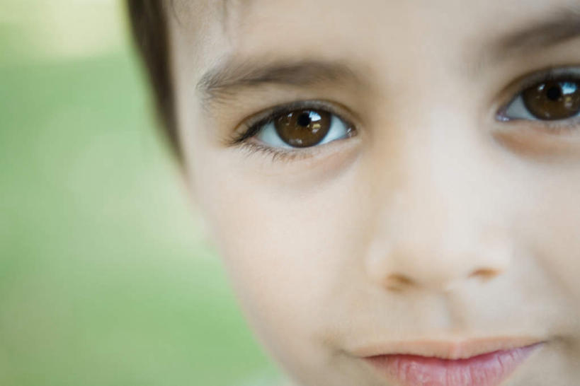 西方人,儿童,脸,头,脸颊,一个人,站,笑,微笑,横图,室外,特写,白天,正面,仰视,纯洁,草地,草坪,植物,欧洲,欧洲人,仅一个男性,仅一个人,朦胧,模糊,肩膀,草,小孩,绿色,站着,仅一个小孩,可爱,童年,童趣,童真,烂漫,无邪,天真,男孩,男人,男性,白种人,孩子,头部,脸部,脸蛋,面部,站立,半身,彩图,低角度拍摄,男生