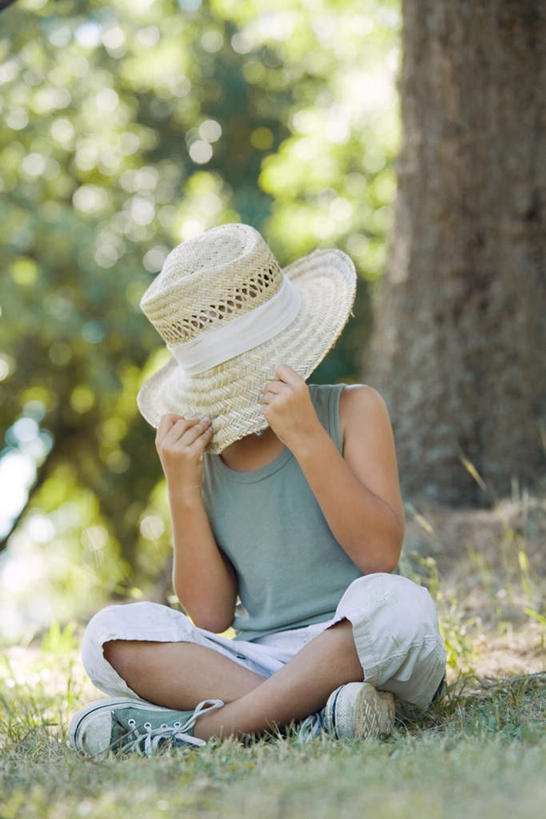 西方人,儿童,一个人,坐,竖图,室外,白天,正面,纯洁,植物,帽子,欧洲,欧洲人,仅一个男性,仅一个人,服装,朦胧,模糊,拿,拿着,休闲装,树,树木,小孩,衣服,绿色,自然,遮阳帽,仅一个小孩,休闲,休闲服,可爱,童年,童趣,遮,服饰,生长,成长,遮挡,童真,烂漫,无邪,遮盖,遮蔽,天真,男孩,男人,男性,白种人,孩子,坐着,彩图,全身,男生