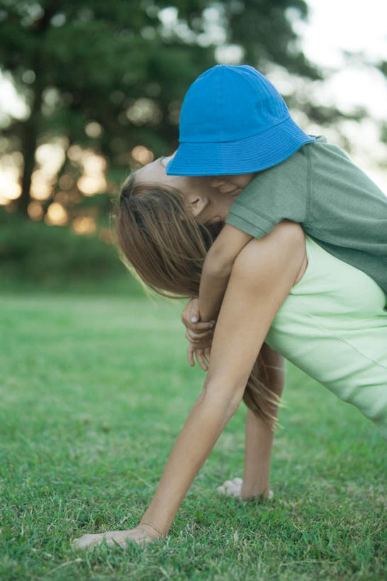 西方人,儿童,两个人,家庭,母亲,儿子,抱,竖图,室外,白天,侧面,纯洁,草地,草坪,植物,帽子,欧洲,欧洲人,撑,服装,朦胧,模糊,休闲装,草,树,树木,小孩,衣服,绿色,自然,遮阳帽,休闲,温暖,温馨,母子,一家人,休闲服,可爱,母爱,童年,童趣,服饰,生长,成长,抱着,和睦,撑着,搂着,童真,烂漫,无邪,天真,男孩,年轻女性,女人,女性,白种人,孩子,年轻人,搂,搂抱,半身,彩图,融洽,男生