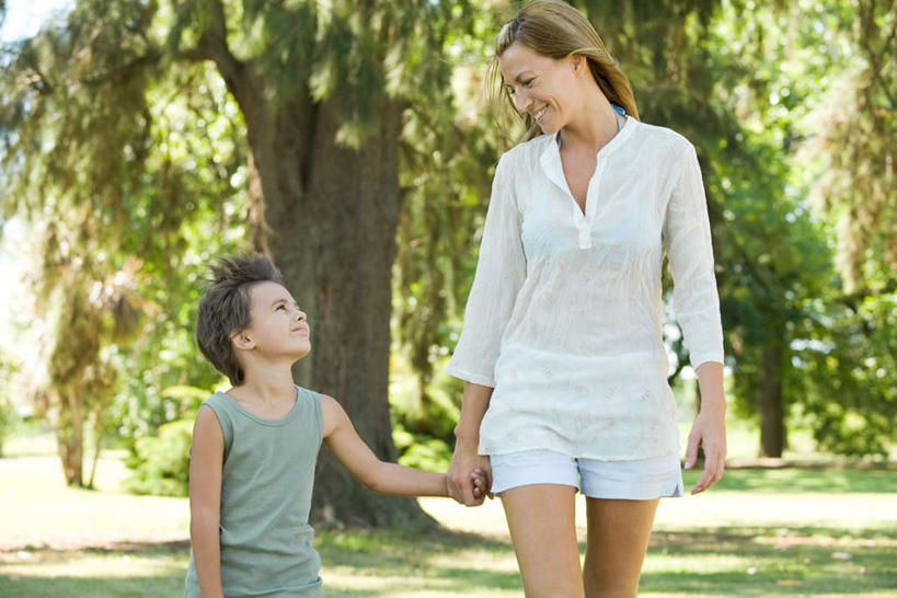 西方人,儿童,两个人,家庭,母亲,儿子,站,握手,横图,室外,白天,正面,纯洁,草地,草坪,植物,欧洲,欧洲人,阴影,服装,朦胧,模糊,光线,影子,注视,休闲装,草,树,树木,小孩,衣服,绿色,阳光,自然,看,站着,休闲,温暖,温馨,母子,一家人,休闲服,可爱,母爱,童年,童趣,服饰,生长,成长,和睦,关注,童真,烂漫,无邪,天真,男孩,年轻女性,女人,女性,白种人,孩子,年轻人,搀手,拉手,手拉手,手握手,抬头,仰头,站立,半身,彩图,融洽,男生