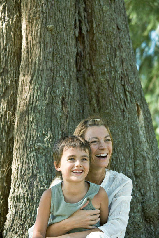 西方人,儿童,两个人,家庭,母亲,儿子,坐,抱,竖图,室外,白天,正面,纯洁,植物,道路,路,欧洲,欧洲人,阴影,服装,光线,影子,小路,交通,休闲装,树,树木,小孩,衣服,绿色,阳光,自然,休闲,温暖,温馨,母子,一家人,休闲服,可爱,母爱,童年,童趣,服饰,生长,成长,抱着,和睦,搂着,童真,烂漫,无邪,天真,男孩,年轻女性,女人,女性,白种人,孩子,年轻人,搂,搂抱,坐着,半身,彩图,融洽,男生