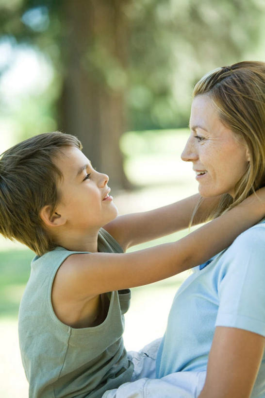 西方人,儿童,两个人,家庭,母亲,儿子,坐,抱,竖图,室外,白天,侧面,纯洁,草地,草坪,植物,欧洲,欧洲人,服装,朦胧,模糊,休闲装,相视,草,树,树木,小孩,衣服,绿色,自然,休闲,温暖,温馨,母子,一家人,面对面,休闲服,可爱,母爱,童年,童趣,服饰,生长,成长,抱着,对视,和睦,搂着,相对,童真,烂漫,无邪,相看,天真,男孩,年轻女性,女人,女性,白种人,孩子,年轻人,搂,搂抱,坐着,半身,彩图,融洽,男生