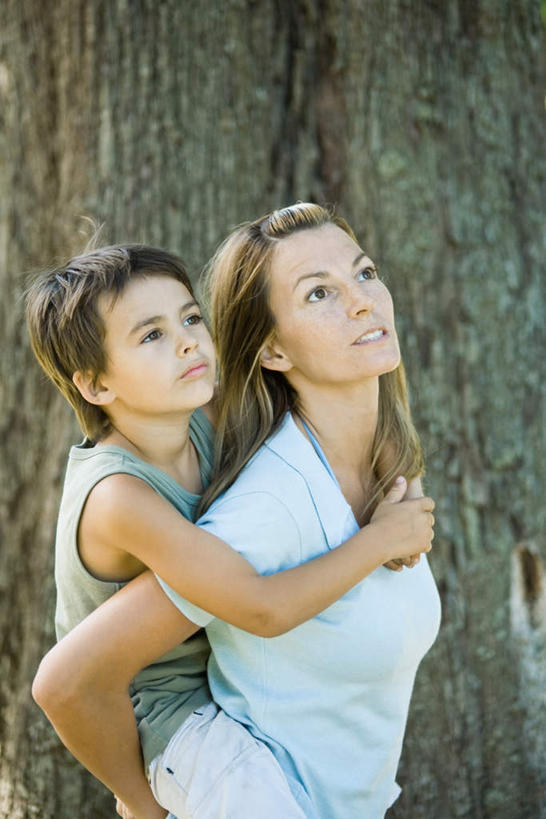 西方人,儿童,两个人,家庭,母亲,儿子,坐,抱,竖图,室外,白天,侧面,纯洁,植物,欧洲,欧洲人,服装,朦胧,模糊,注视,休闲装,树,树木,小孩,衣服,绿色,自然,看,休闲,温暖,温馨,母子,一家人,休闲服,可爱,母爱,童年,童趣,服饰,生长,成长,抱着,和睦,搂着,关注,童真,烂漫,无邪,天真,男孩,年轻女性,女人,女性,白种人,孩子,年轻人,搂,搂抱,抬头,仰头,坐着,半身,彩图,融洽,男生