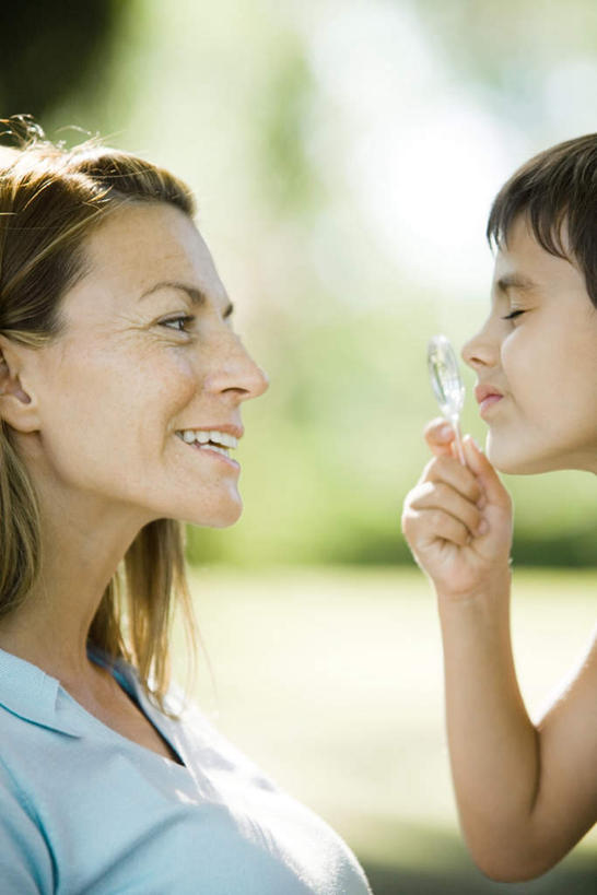 西方人,儿童,脸,头,脸颊,两个人,家庭,母亲,儿子,坐,笑,微笑,露齿笑,竖图,室外,特写,白天,侧面,纯洁,植物,欧洲,欧洲人,服装,朦胧,模糊,放大镜,拿,拿着,休闲装,肩膀,相视,树,树木,小孩,衣服,绿色,自然,观察,休闲,温暖,温馨,母子,一家人,面对面,休闲服,可爱,母爱,童年,童趣,服饰,生长,成长,对视,和睦,相对,童真,烂漫,无邪,相看,天真,男孩,年轻女性,女人,女性,白种人,孩子,年轻人,头部,脸部,脸蛋,面部,坐着,半身,彩图,融洽,男生