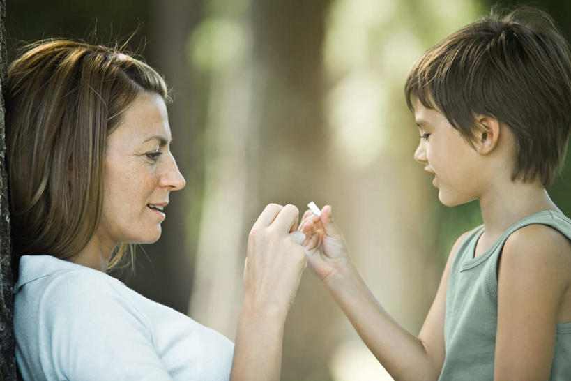 西方人,儿童,脸,头,脸颊,两个人,家庭,母亲,儿子,坐,横图,室外,特写,白天,侧面,游戏,纯洁,植物,欧洲,欧洲人,服装,朦胧,模糊,玩,休闲装,娱乐,肩膀,树,树木,小孩,衣服,绿色,自然,休闲,温暖,温馨,母子,一家人,休闲服,可爱,母爱,童年,童趣,服饰,生长,成长,和睦,童真,烂漫,无邪,天真,男孩,年轻女性,女人,女性,白种人,孩子,年轻人,头部,脸部,脸蛋,面部,玩耍,嬉戏,坐着,半身,彩图,融洽,男生