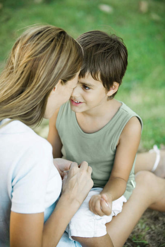 西方人,儿童,两个人,家庭,母亲,儿子,坐,握手,竖图,俯视,室外,白天,纯洁,草地,草坪,欧洲,欧洲人,服装,朦胧,模糊,休闲装,草,小孩,衣服,休闲,温暖,温馨,母子,一家人,休闲服,可爱,母爱,童年,童趣,服饰,和睦,童真,烂漫,无邪,天真,男孩,年轻女性,女人,女性,白种人,孩子,年轻人,搀手,拉手,手拉手,手握手,坐着,半身,彩图,高角度拍摄,融洽,男生