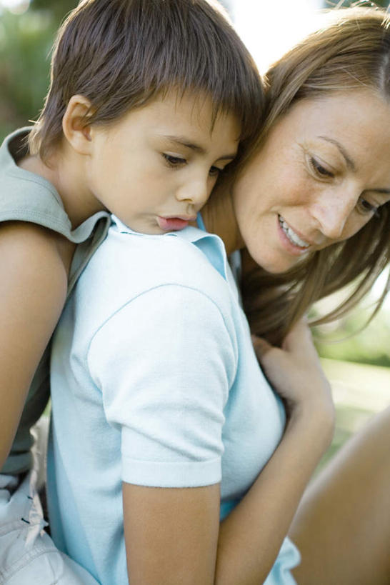 西方人,儿童,脸,头,脸颊,两个人,家庭,母亲,儿子,坐,竖图,室外,特写,白天,侧面,纯洁,草地,草坪,植物,欧洲,欧洲人,服装,朦胧,模糊,注视,休闲装,肩膀,草,树,树木,小孩,衣服,绿色,自然,低头,看,休闲,温暖,温馨,母子,一家人,休闲服,可爱,母爱,童年,童趣,服饰,生长,成长,和睦,关注,童真,烂漫,无邪,天真,男孩,年轻女性,女人,女性,白种人,孩子,年轻人,头部,脸部,脸蛋,面部,坐着,半身,彩图,融洽,男生