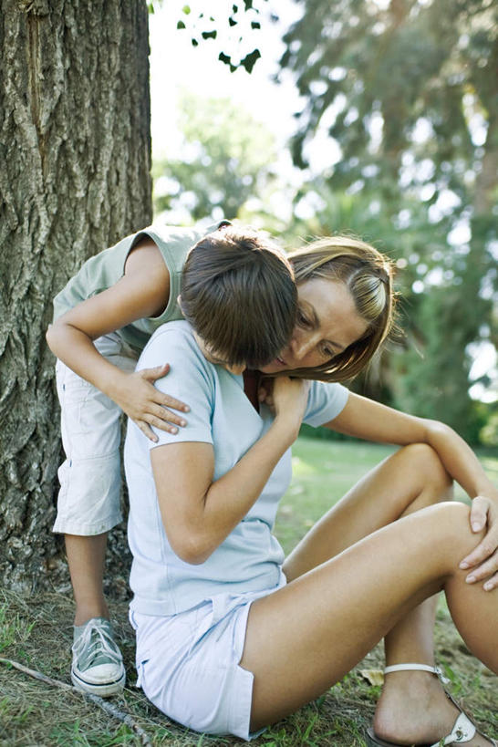 西方人,儿童,两个人,家庭,母亲,儿子,站,坐,抱,竖图,室外,白天,侧面,纯洁,草地,草坪,植物,欧洲,欧洲人,服装,朦胧,模糊,休闲装,草,树,树木,小孩,衣服,绿色,自然,站着,休闲,温暖,温馨,母子,一家人,休闲服,可爱,母爱,童年,童趣,服饰,生长,成长,抱着,和睦,搂着,童真,烂漫,无邪,天真,男孩,年轻女性,女人,女性,白种人,孩子,年轻人,搂,搂抱,站立,坐着,彩图,全身,融洽,男生