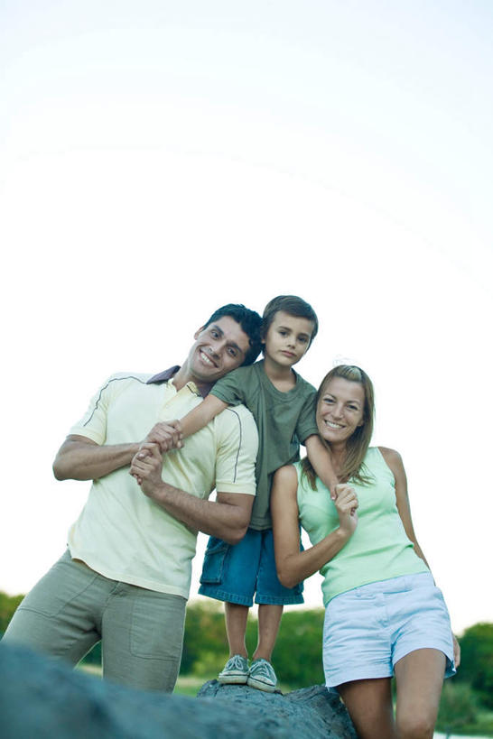 西方人,儿童,三个人,家庭,母亲,父亲,儿子,站,握手,笑,微笑,露齿笑,竖图,室外,白天,仰视,纯洁,植物,欧洲,欧洲人,服装,朦胧,模糊,云,云朵,云彩,休闲装,树,树木,小孩,衣服,蓝色,绿色,白云,蓝天,天空,自然,天,站着,休闲,温暖,温馨,父子,母子,三口之家,一家人,休闲服,父爱,可爱,母爱,童年,童趣,服饰,生长,成长,和睦,童真,烂漫,无邪,天真,男孩,男人,男性,年轻男性,年轻女性,女人,女性,白种人,孩子,年轻人,搀手,拉手,手拉手,手握手,站立,半身,彩图,低角度拍摄,融洽,男生