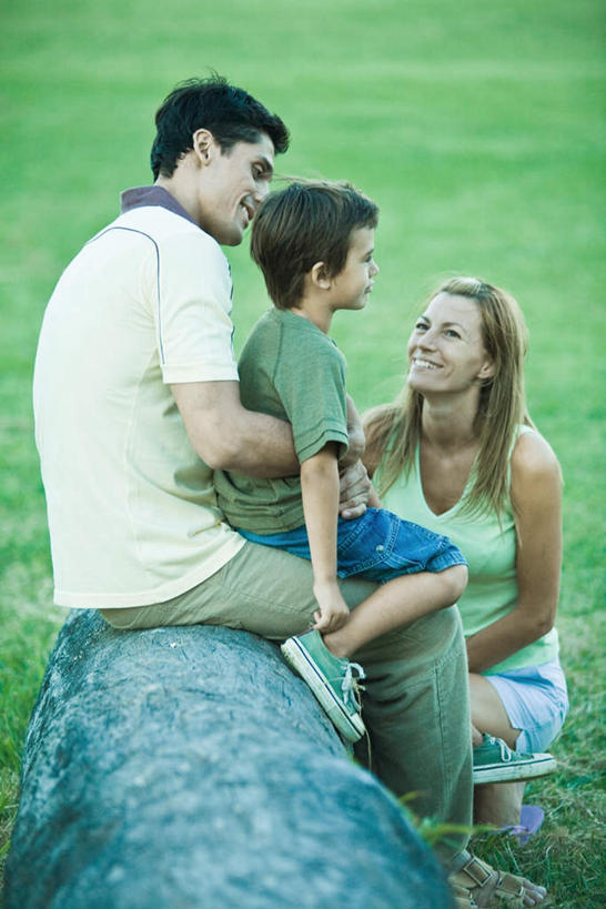 西方人,儿童,三个人,家庭,母亲,父亲,儿子,坐,蹲,笑,微笑,露齿笑,竖图,室外,白天,侧面,纯洁,草地,草坪,植物,欧洲,欧洲人,服装,休闲装,相视,草,小孩,衣服,绿色,休闲,温暖,温馨,父子,母子,三口之家,一家人,面对面,休闲服,父爱,可爱,母爱,童年,童趣,服饰,对视,和睦,相对,童真,烂漫,无邪,相看,天真,男孩,男人,男性,年轻男性,年轻女性,女人,女性,白种人,孩子,年轻人,蹲着,坐着,半身,彩图,融洽,男生