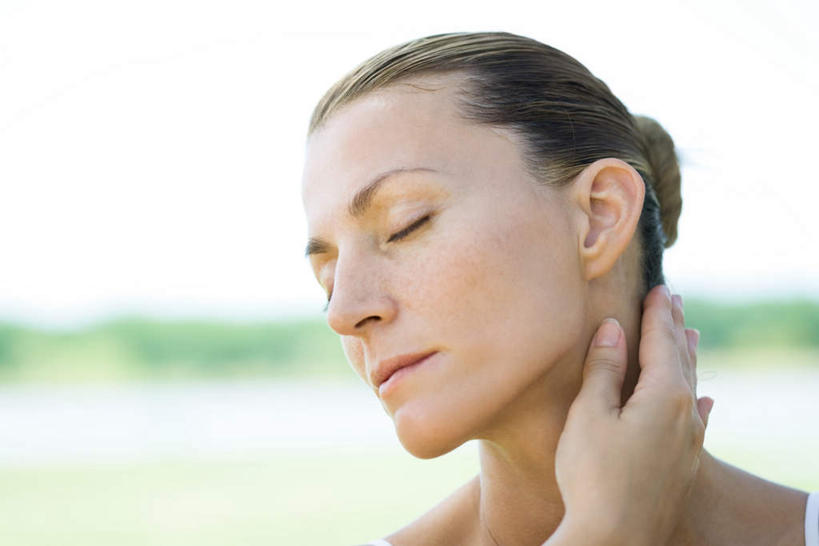 西方人,脸,头,脸颊,一个人,站,闭眼,摸,横图,室外,特写,白天,正面,草地,草坪,植物,欧洲,欧洲人,仅一个女性,仅一个人,抚摸,服装,朦胧,模糊,休闲装,肩膀,草,树,树木,衣服,绿色,自然,站着,仅一个中年女性,休闲,休闲服,服饰,生长,成长,女人,女性,中年女性,白种人,头部,脸部,脸蛋,面部,闭眼睛,闭着眼,闭着眼睛,触摸,接触,站立,半身,彩图