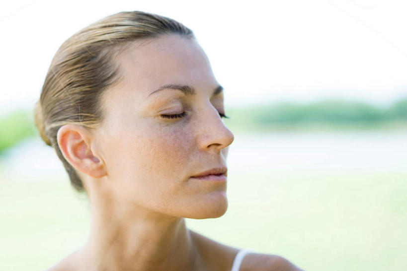 西方人,脸,头,脸颊,一个人,站,闭眼,摸,横图,室外,特写,白天,正面,草地,草坪,植物,欧洲,欧洲人,仅一个女性,仅一个人,抚摸,服装,朦胧,模糊,休闲装,肩膀,草,树,树木,衣服,绿色,自然,站着,仅一个中年女性,休闲,休闲服,服饰,生长,成长,女人,女性,中年女性,白种人,头部,脸部,脸蛋,面部,闭眼睛,闭着眼,闭着眼睛,触摸,接触,站立,半身,彩图