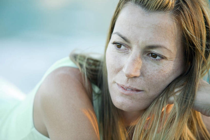 西方人,脸,头,脸颊,一个人,笑,微笑,横图,室外,特写,白天,正面,植物,欧洲,欧洲人,仅一个女性,仅一个人,服装,朦胧,模糊,注视,休闲装,肩膀,树,树木,衣服,绿色,自然,观察,看,趴着,仅一个中年女性,休闲,休闲服,服饰,生长,成长,观看,察看,关注,女人,女性,中年女性,白种人,头部,脸部,脸蛋,面部,趴,半身,彩图