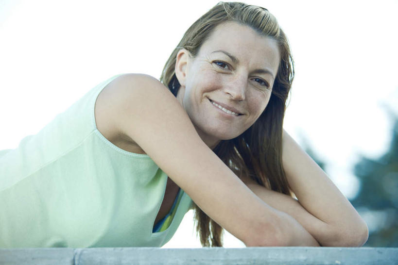 西方人,脸,头,脸颊,一个人,笑,微笑,露齿笑,横图,室外,特写,白天,正面,植物,欧洲,欧洲人,仅一个女性,仅一个人,服装,朦胧,模糊,云,云朵,云彩,注视,休闲装,肩膀,树,树木,衣服,蓝色,绿色,白云,蓝天,天空,自然,天,观察,看,趴着,仅一个中年女性,休闲,休闲服,服饰,生长,成长,观看,察看,关注,女人,女性,中年女性,白种人,头部,脸部,脸蛋,面部,趴,半身,彩图