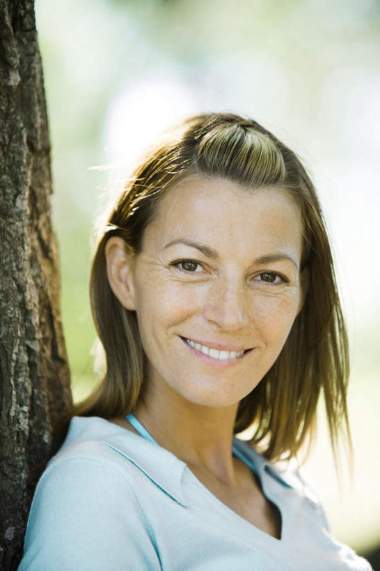 西方人,脸,头,脸颊,一个人,站,笑,微笑,露齿笑,竖图,室外,特写,白天,正面,植物,欧洲,欧洲人,仅一个女性,仅一个人,阴影,服装,朦胧,模糊,光线,影子,注视,休闲装,肩膀,树,树木,衣服,绿色,阳光,自然,观察,看,站着,仅一个中年女性,休闲,休闲服,服饰,生长,成长,观看,察看,关注,女人,女性,中年女性,白种人,头部,脸部,脸蛋,面部,站立,半身,彩图