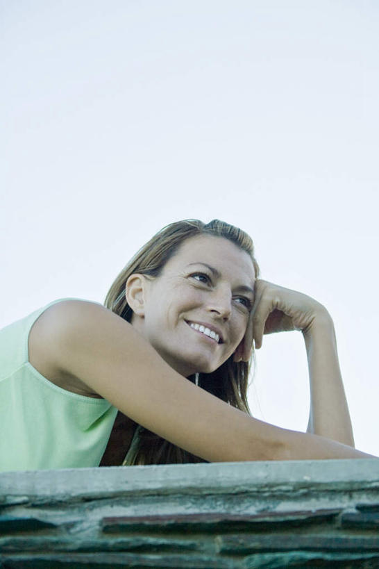 西方人,脸,头,脸颊,一个人,笑,微笑,露齿笑,竖图,室外,白天,仰视,欧洲,欧洲人,仅一个女性,仅一个人,撑,服装,朦胧,模糊,云,云朵,地面,云彩,休闲装,肩膀,衣服,蓝色,白云,蓝天,天空,天,趴着,仅一个中年女性,休闲,休闲服,服饰,撑着,女人,女性,中年女性,白种人,头部,脸部,脸蛋,面部,趴,半身,彩图,低角度拍摄