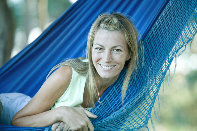 西方人,脸,头,脸颊,一个人,笑,微笑,露齿笑,横图,室外,特写,白天,正面,草地,草坪,植物,吊床,欧洲,欧洲人,仅一个女性,仅一个人,服装,朦胧,模糊,休闲装,肩膀,草,衣服,蓝色,绿色,趴着,仅一个中年女性,休闲,休闲服,服饰,女人,女性,中年女性,白种人,头部,脸部,脸蛋,面部,趴,半身,彩图