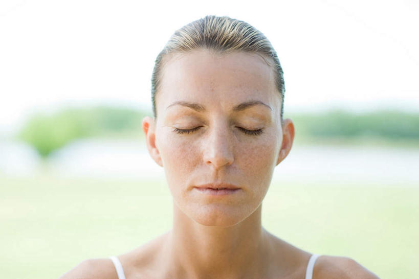 西方人,脸,头,脸颊,一个人,站,闭眼,横图,室外,特写,白天,正面,草地,草坪,植物,欧洲,欧洲人,仅一个女性,仅一个人,服装,朦胧,模糊,休闲装,肩膀,草,树,树木,衣服,绿色,自然,站着,仅一个中年女性,休闲,休闲服,服饰,生长,成长,女人,女性,中年女性,白种人,头部,脸部,脸蛋,面部,闭眼睛,闭着眼,闭着眼睛,站立,半身,彩图