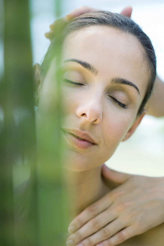 西方人,脸,头,脸颊,两个人,按摩师,坐,闭眼,摸,竖图,室外,特写,白天,正面,按摩,美容,植物,欧洲,欧洲人,抚摸,护肤,朦胧,模糊,肩膀,树,树木,绿色,自然,保养,享受,休闲,放松,保健,生长,成长,养颜,指压,年轻女性,女人,女性,白种人,头部,脸部,脸蛋,面部,技师,闭眼睛,闭着眼,闭着眼睛,触摸,接触,坐着,半身,彩图,推拿