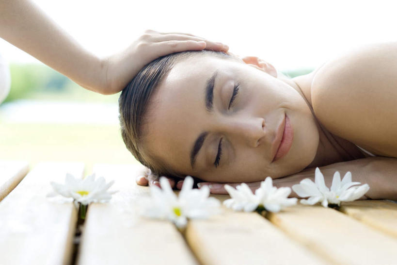 西方人,两个人,按摩师,站,躺,闭眼,伸展双臂,摸,横图,室外,特写,白天,侧面,按摩,美容,地板,欧洲,欧洲人,四朵,抚摸,护肤,阴影,朦胧,模糊,盛开,光线,影子,地面,花蕾,木地板,花,花瓣,花朵,鲜花,白色,阳光,花苞,花蕊,趴着,站着,保养,享受,休闲,放松,保健,养颜,指压,年轻女性,女人,女性,白种人,技师,闭眼睛,闭着眼,闭着眼睛,敞开双臂,触摸,接触,趴,伸开双臂,躺着,展开双肩,站立,张开手臂,张开双臂,半身,彩图,推拿