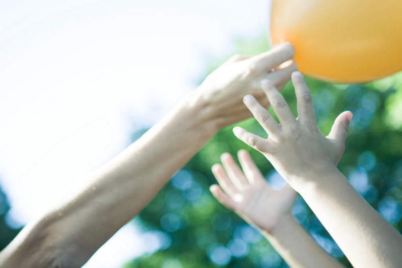 西方人,儿童,手,两个人,家庭,母亲,儿子,站,伸展双臂,横图,室外,特写,白天,仰视,纯洁,植物,欧洲,欧洲人,服装,朦胧,模糊,休闲装,球,树,树木,小孩,衣服,绿色,自然,站着,休闲,球体,温暖,温馨,母子,一家人,手部,休闲服,橙色,可爱,母爱,童年,童趣,服饰,生长,成长,和睦,童真,烂漫,无邪,天真,男孩,年轻女性,女人,女性,白种人,孩子,年轻人,敞开双臂,伸开双臂,展开双肩,站立,张开手臂,张开双臂,半身,彩图,低角度拍摄,融洽,男生