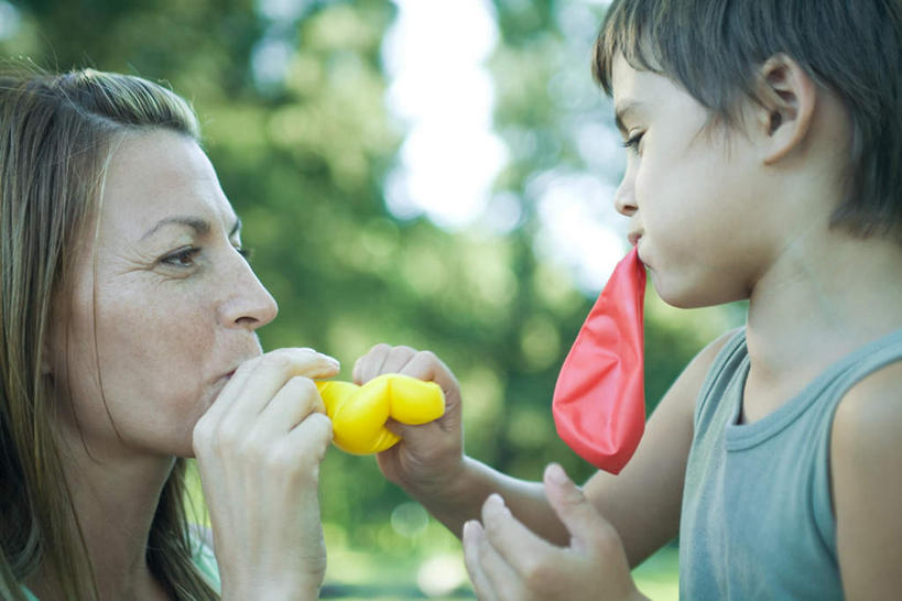 西方人,儿童,脸,头,脸颊,两个人,家庭,母亲,儿子,站,横图,室外,特写,白天,侧面,纯洁,植物,欧洲,欧洲人,服装,朦胧,模糊,拿,拿着,休闲装,肩膀,树,树木,两个,小孩,衣服,黄色,红色,绿色,自然,气球,吹,站着,休闲,温暖,温馨,母子,一家人,休闲服,可爱,母爱,童年,童趣,服饰,生长,成长,和睦,童真,烂漫,无邪,天真,男孩,年轻女性,女人,女性,白种人,孩子,年轻人,头部,脸部,脸蛋,面部,站立,半身,彩图,融洽,男生
