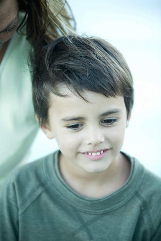 西方人,儿童,两个人,家庭,母亲,儿子,站,笑,微笑,露齿笑,竖图,俯视,室外,白天,纯洁,欧洲,欧洲人,服装,朦胧,模糊,休闲装,小孩,衣服,站着,休闲,温暖,温馨,母子,一家人,休闲服,可爱,母爱,童年,童趣,服饰,和睦,童真,烂漫,无邪,天真,男孩,年轻女性,女人,女性,白种人,孩子,年轻人,站立,半身,彩图,高角度拍摄,融洽,男生