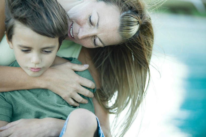 西方人,儿童,两个人,家庭,母亲,儿子,坐,抱,横图,室外,白天,正面,纯洁,欧洲,欧洲人,阴影,服装,朦胧,模糊,光线,影子,休闲装,小孩,衣服,阳光,休闲,温暖,温馨,母子,一家人,休闲服,可爱,母爱,童年,童趣,服饰,抱着,和睦,搂着,童真,烂漫,无邪,天真,男孩,年轻女性,女人,女性,白种人,孩子,年轻人,搂,搂抱,坐着,半身,彩图,融洽,男生